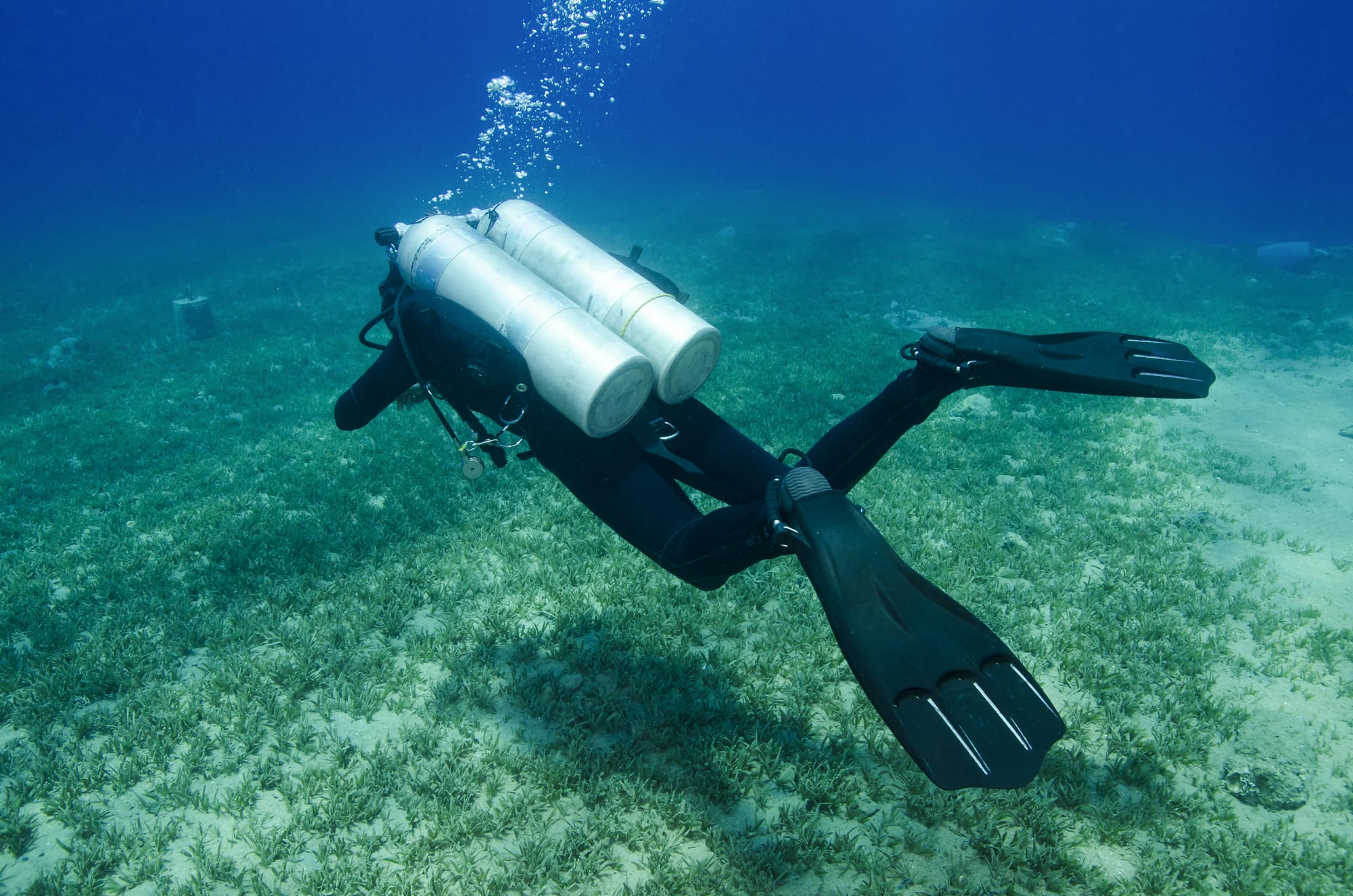 Technical diver using short fins