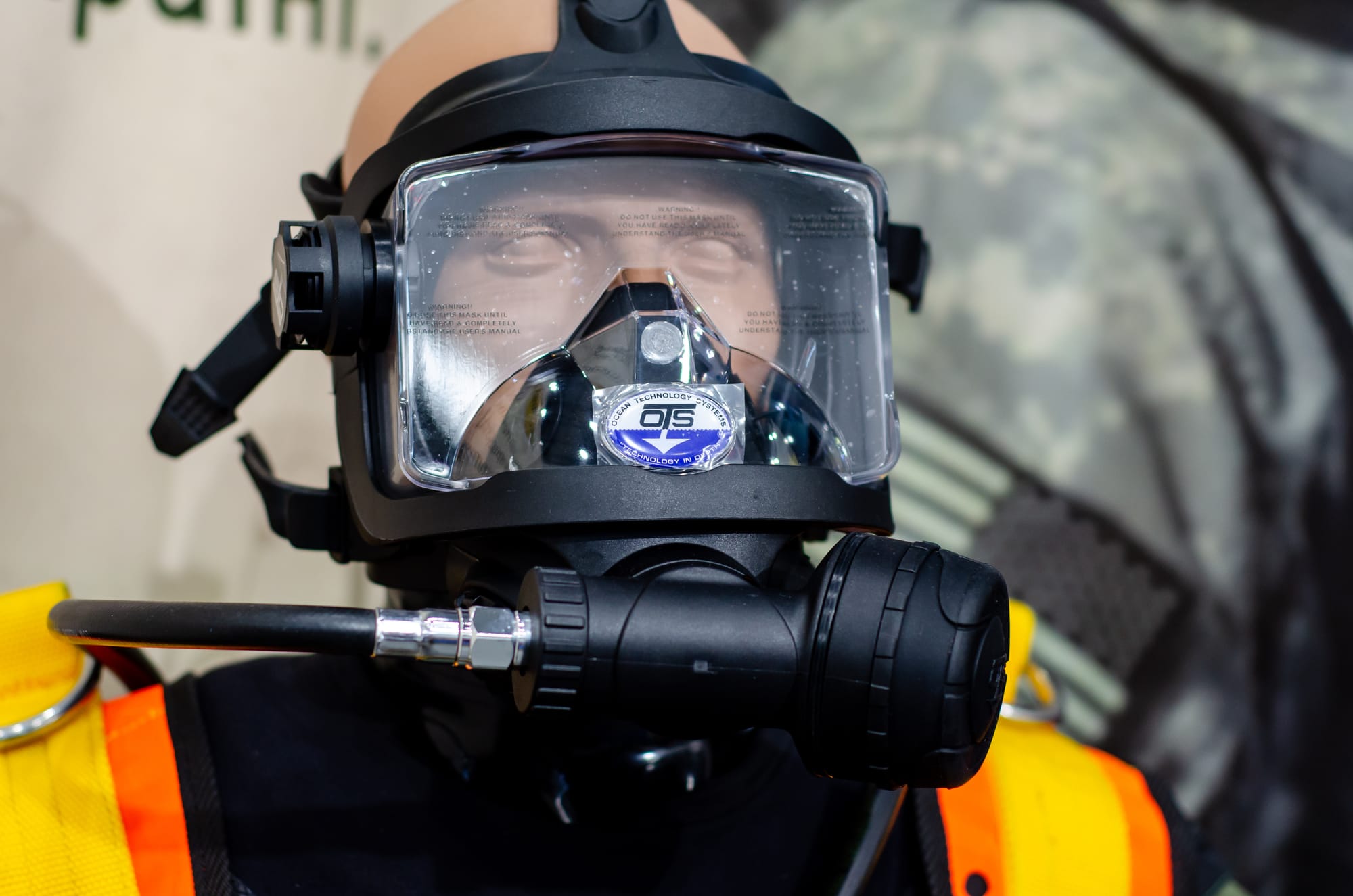 Full-face scuba diving mask