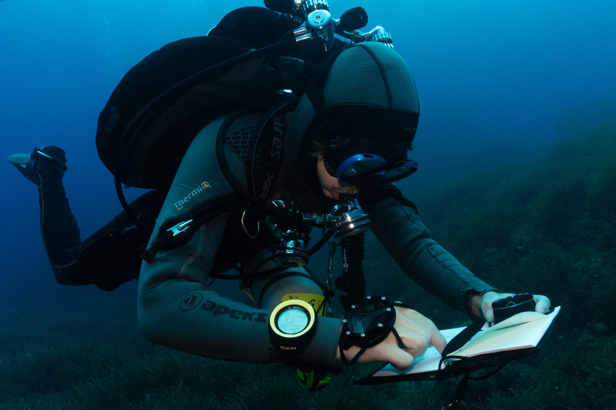 Diver using his wetnotes underwater
